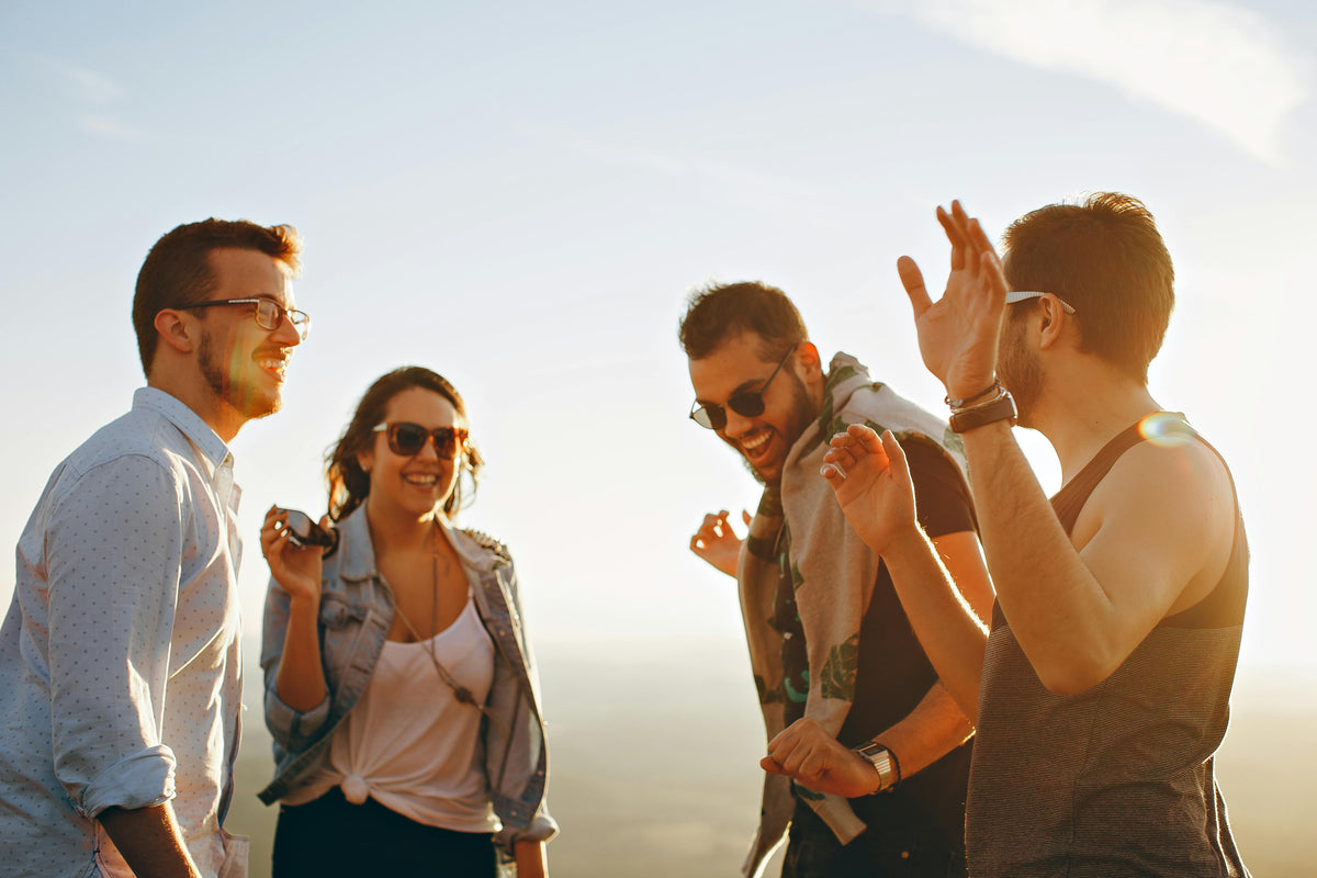 Freunde lachen zusammen: lustige T-Shirts als Geschenk